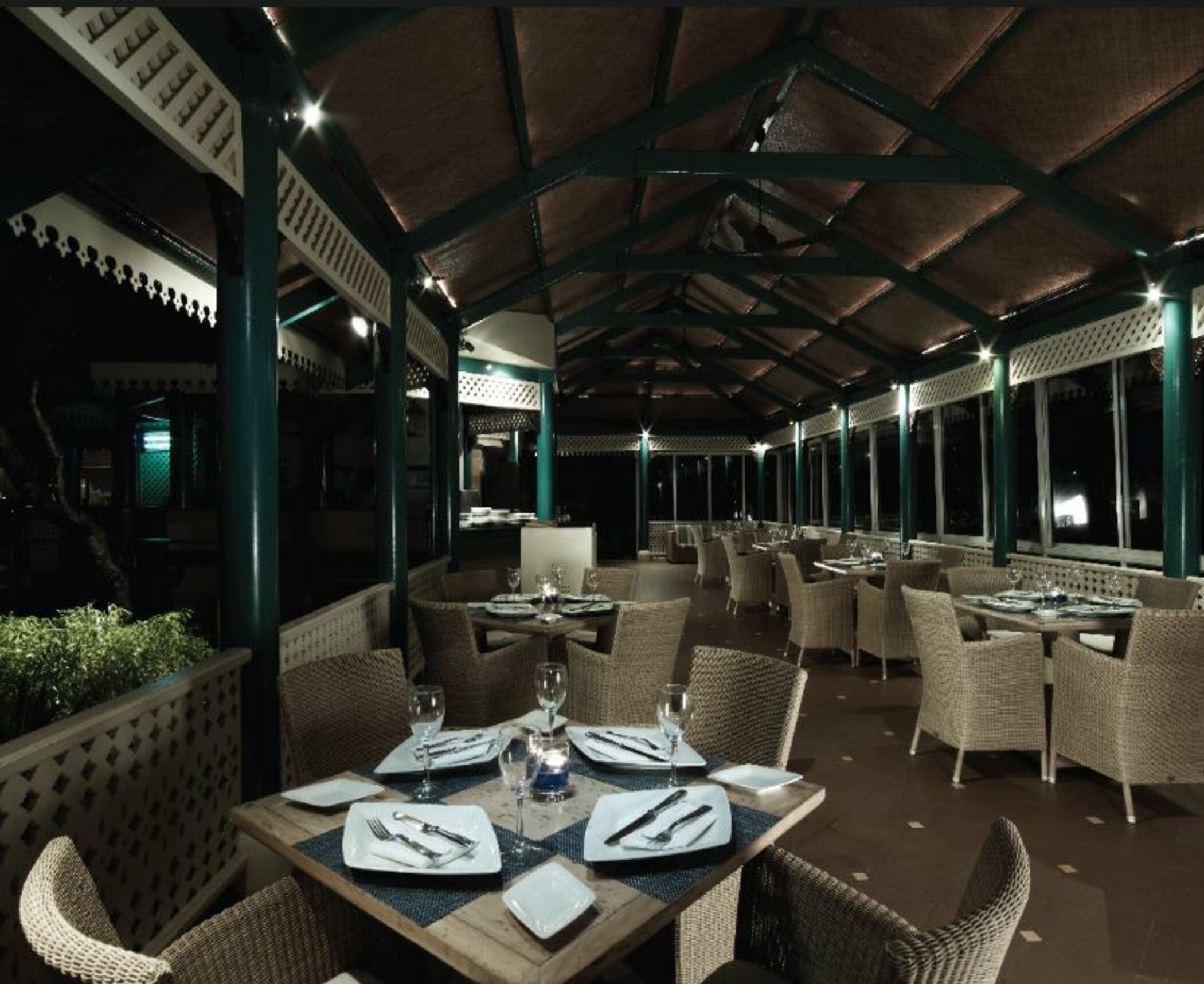 Taj Fort Aguada Resort & Spa, Goa Sinquerim Bagian luar foto The restaurant at the Taj Bengal