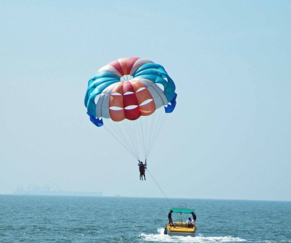 Taj Fort Aguada Resort & Spa, Goa Sinquerim Bagian luar foto Parasailing in Pattaya, Thailand