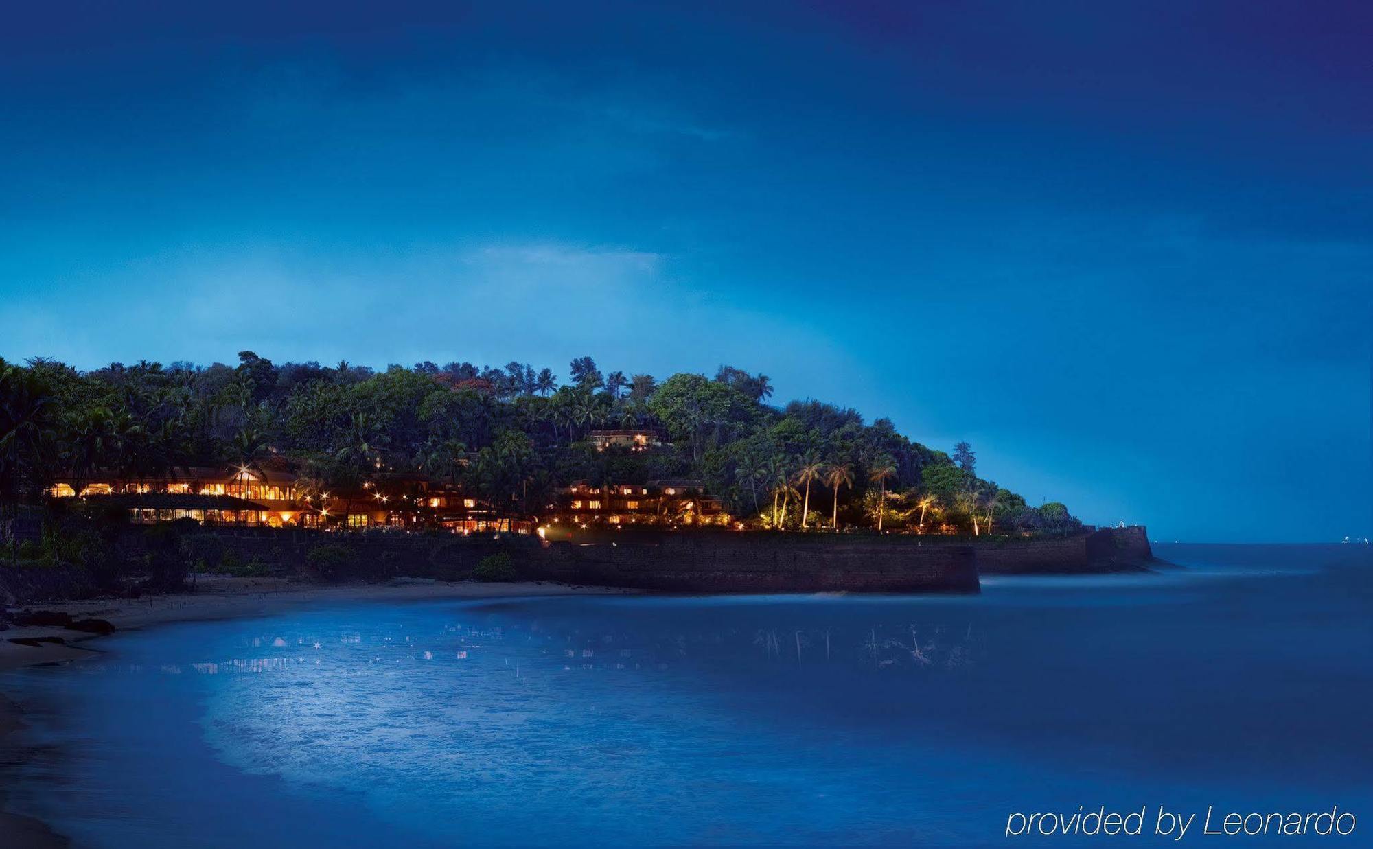 Taj Fort Aguada Resort & Spa, Goa Sinquerim Bagian luar foto The resort at night