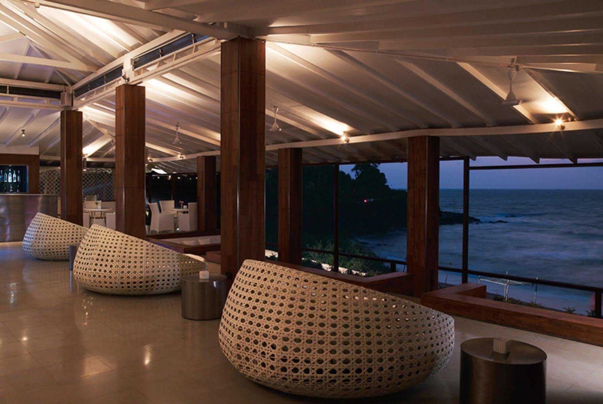 Taj Fort Aguada Resort & Spa, Goa Sinquerim Interior foto The interior of the lounge