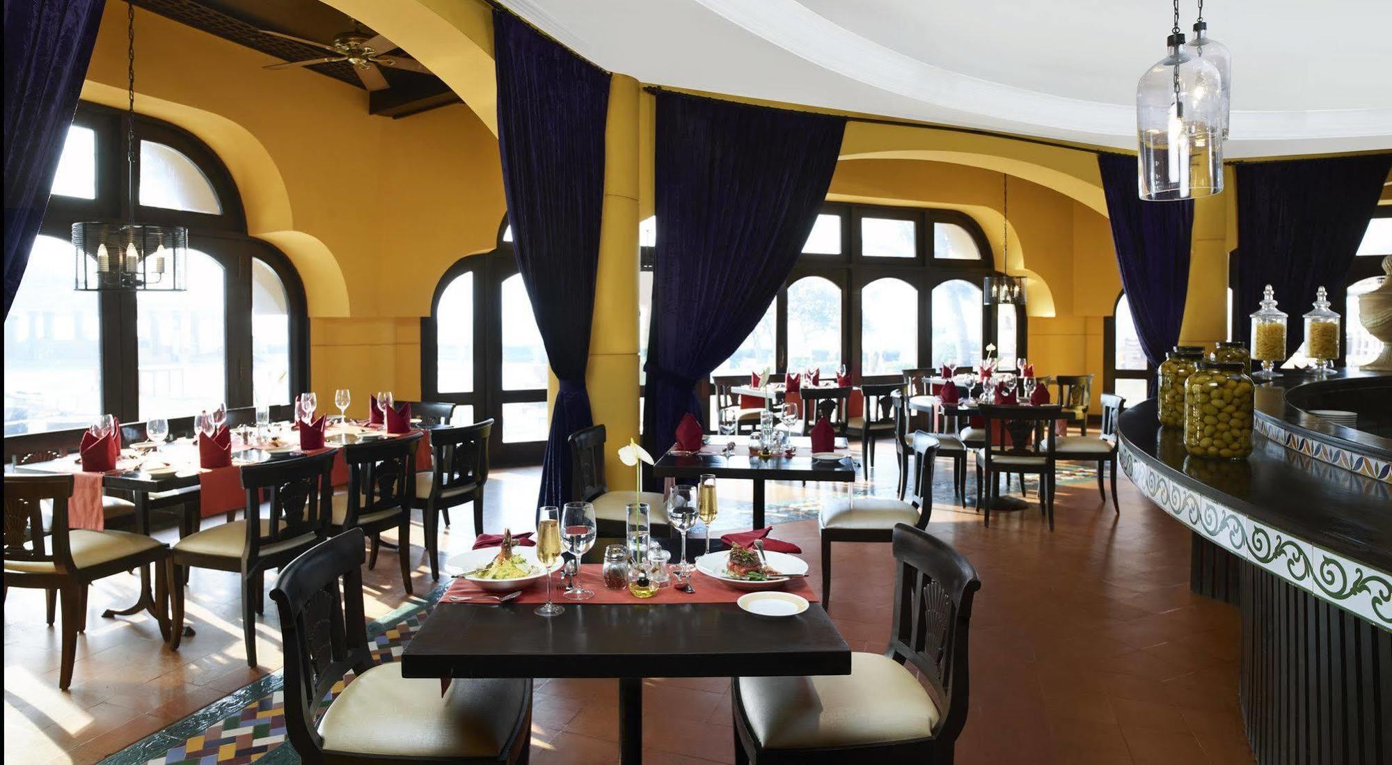 Taj Fort Aguada Resort & Spa, Goa Sinquerim Bagian luar foto The restaurant