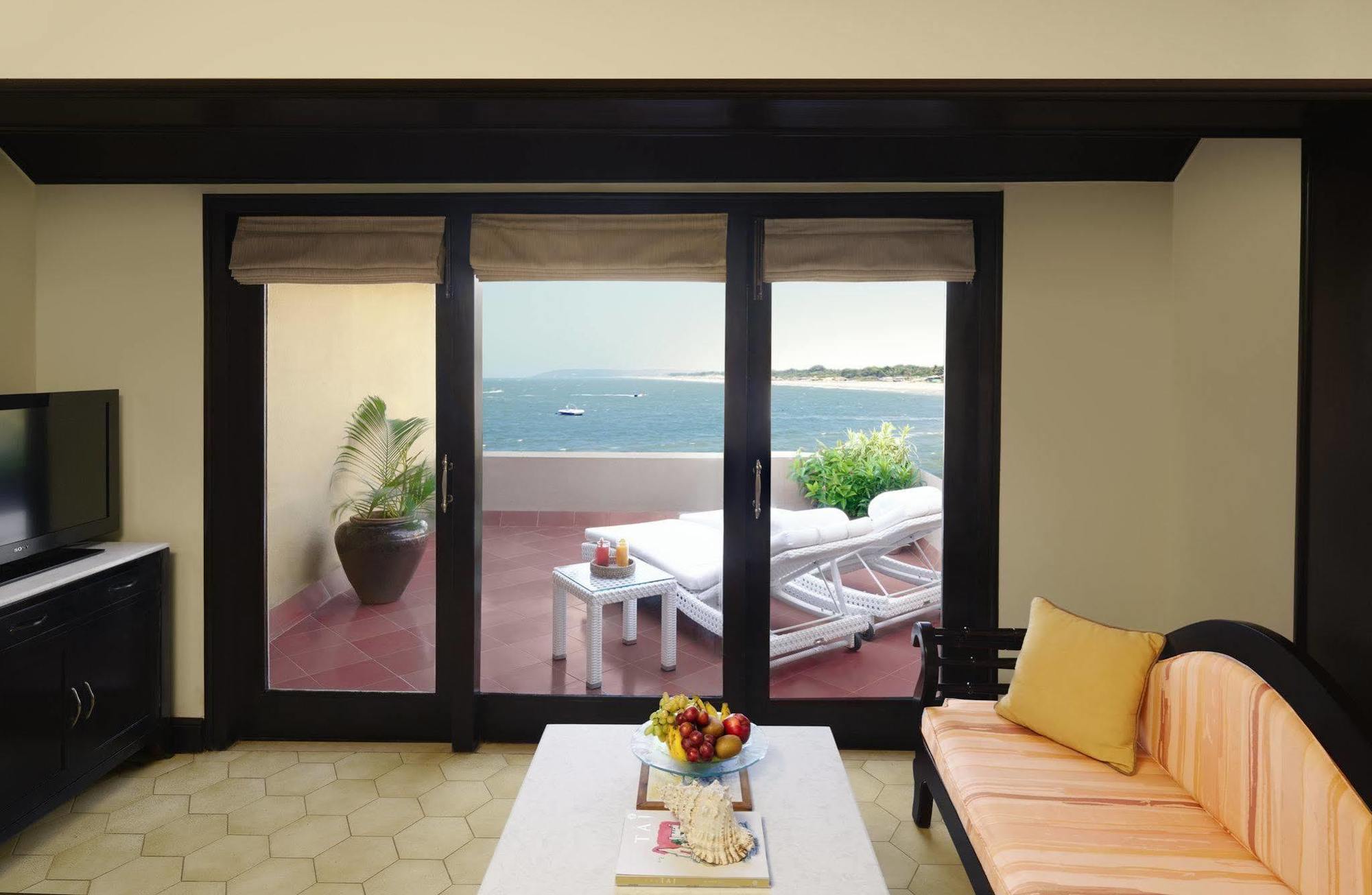 Taj Fort Aguada Resort & Spa, Goa Sinquerim Bagian luar foto A room at the resort