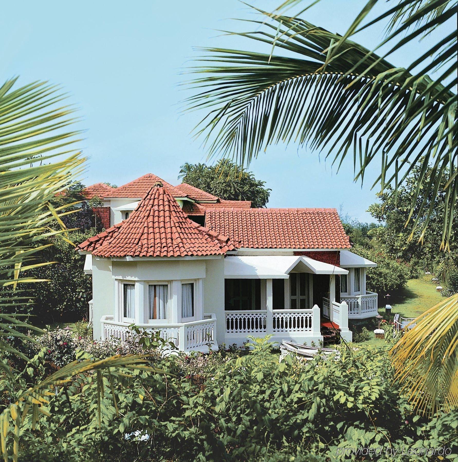 Taj Fort Aguada Resort & Spa, Goa Sinquerim Bagian luar foto A villa at the resort